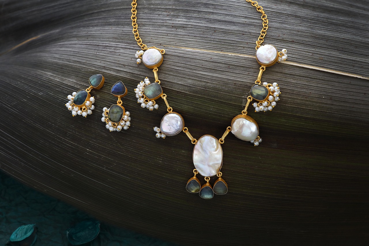 entdecken sie die besten tipps zur pflege von perlenschmuck. erfahren sie, wie sie ihre perlen richtig reinigen, lagern und schützen, damit sie lange ihren glanz und ihre schönheit bewahren.