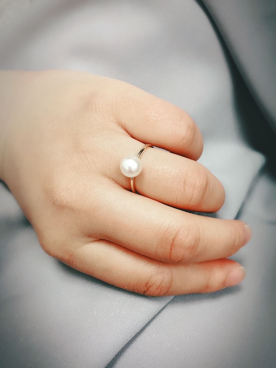 Wie pflege ich Perlenschmuck richtig ohne Beschädigungen?